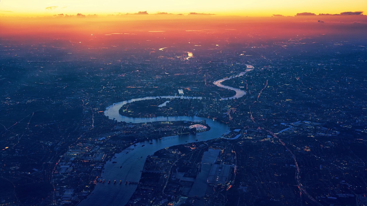 Panorama Londynu o zachodzie słońca z widokiem na zakole Tamizy