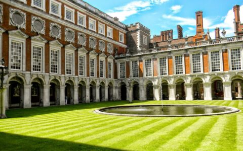 Dziedziniec pałacu Hampton Court w Londynie