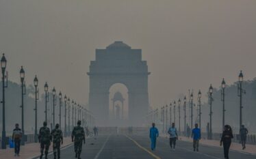 Smog spowijający India Gate w Delhi dzień po Diwali