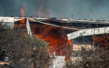 Płonący budynek podczas pożaru w Kalifornii