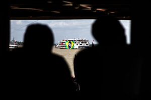 Łódź z dużą flagą Brazylii płynąca po rzece podczas wydarzenia