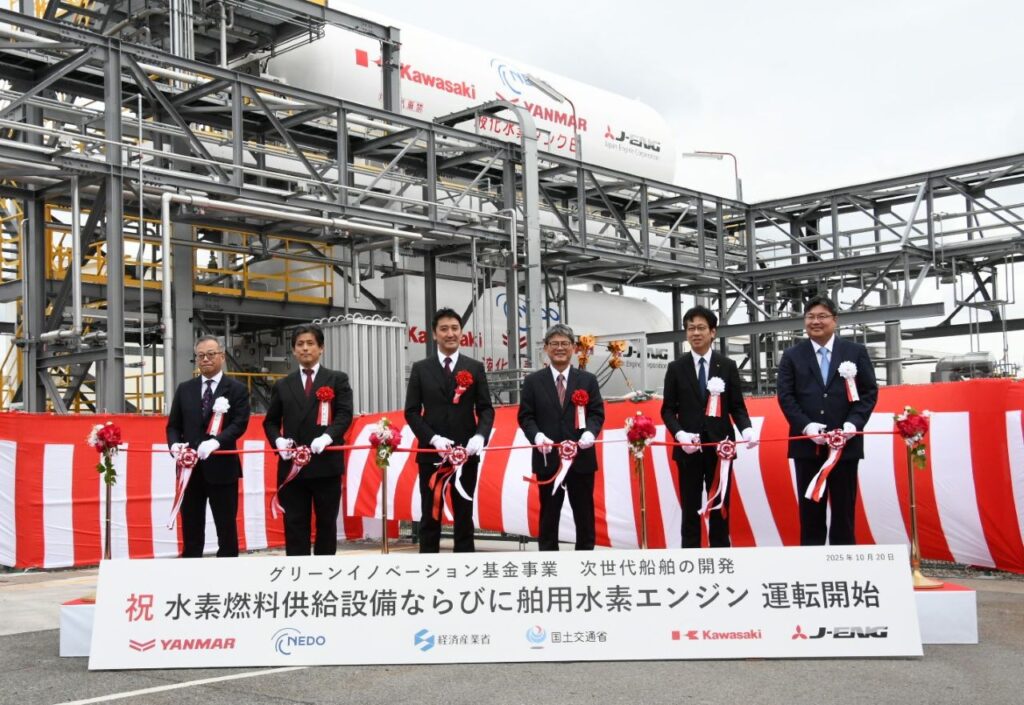 Ceremonia uruchomienia japońskiej instalacji do zasilania morskich silników wodorowych z udziałem przedstawicieli Kawasaki Yanmar i J-ENG