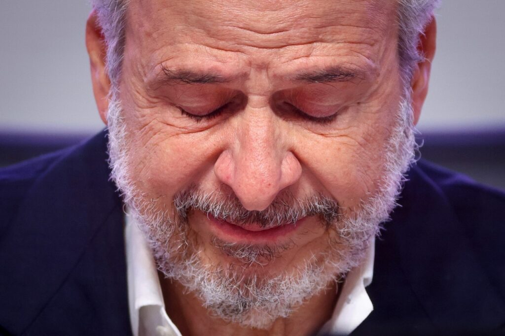 Zbliżenie na wzruszonego przewodniczącego COP30 André Corrêę do Lago podczas zamknięcia szczytu w Belém.
