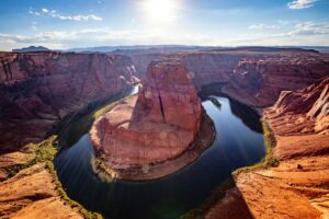 Zakole rzeki w głębokim skalnym kanionie w suchym regionie USA oświetlone popołudniowym słońcem