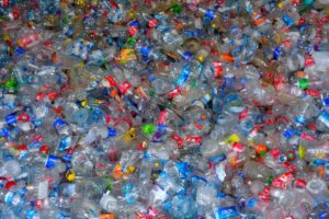 Sterta plastikowych butelek po napojach symbolizująca skalę globalnego problemu odpadów z tworzyw sztucznych