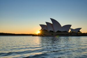 Sydney Opera House o wschodzie słońca symbolizujący zieloną transformację energetyczną Australii