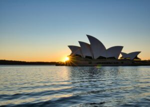 Sydney Opera House o wschodzie słońca symbolizujący zieloną transformację energetyczną Australii