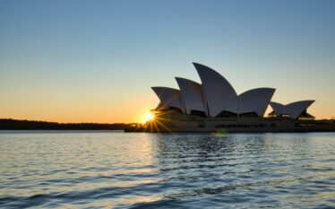 Sydney Opera House o wschodzie słońca symbolizujący zieloną transformację energetyczną Australii