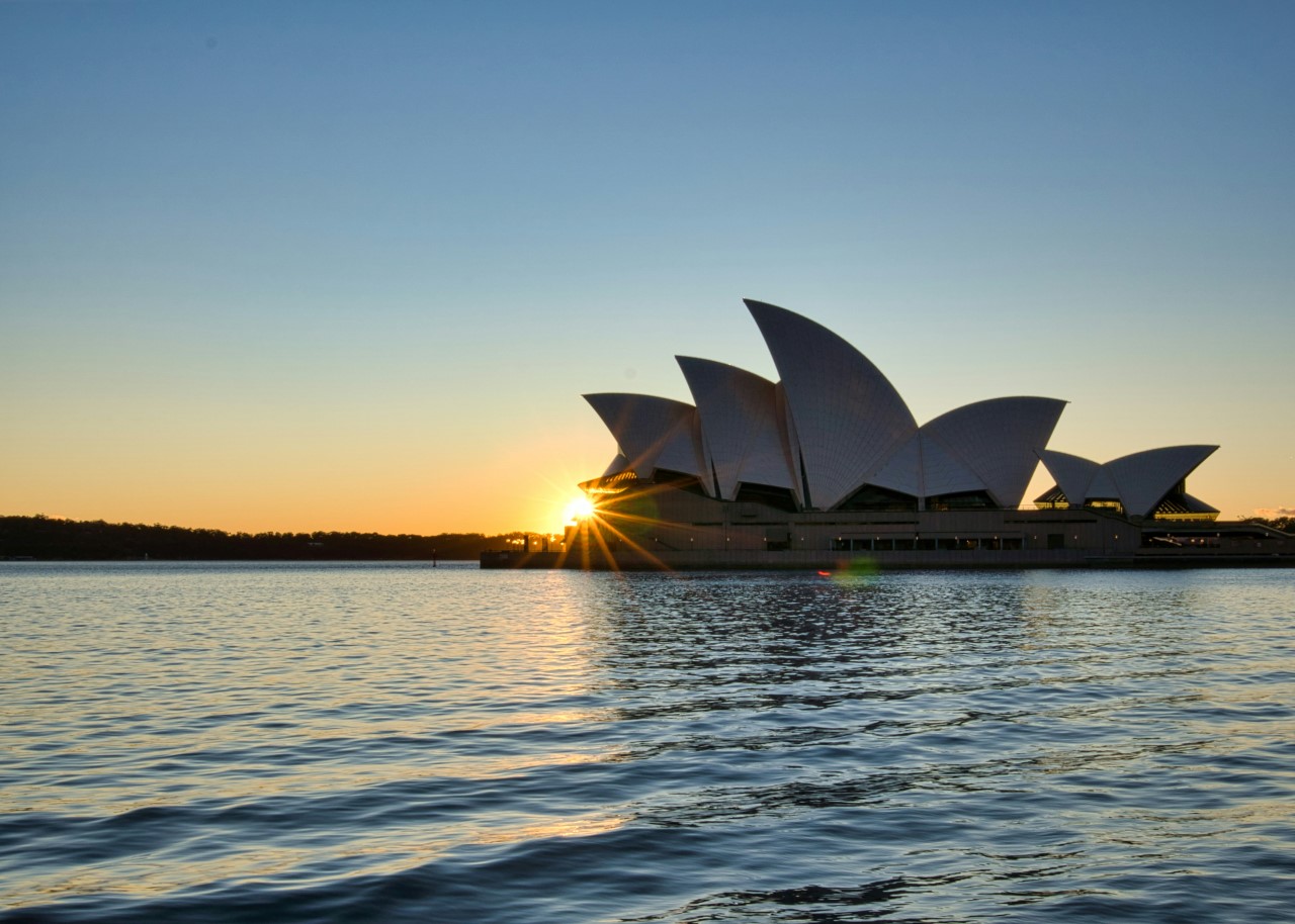 Sydney Opera House o wschodzie słońca symbolizujący zieloną transformację energetyczną Australii