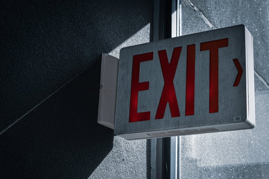 Podświetlony znak EXIT symbolizujący potencjalne wycofanie ExxonMobil z Unii Europejskiej