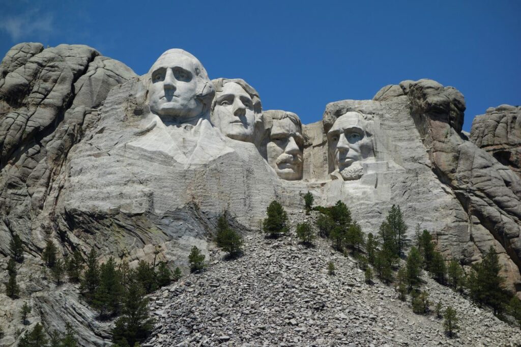 Rzeźby prezydentów USA na Mount Rushmore symbolizujące historyczną odpowiedzialność Stanów Zjednoczonych za emisje CO₂