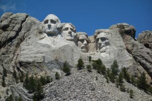 Rzeźby prezydentów USA na Mount Rushmore symbolizujące historyczną odpowiedzialność Stanów Zjednoczonych za emisje CO₂