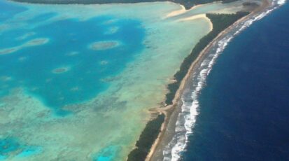 Atol Tuvalu z lotu ptaka otoczony turkusową laguną i oceanem.