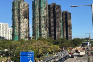 Zniszczone pożarem budynki Wang Fuk Court w Hongkongu otoczone rusztowaniami bambusowymi