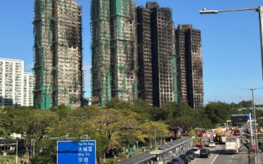 Zniszczone pożarem budynki Wang Fuk Court w Hongkongu otoczone rusztowaniami bambusowymi