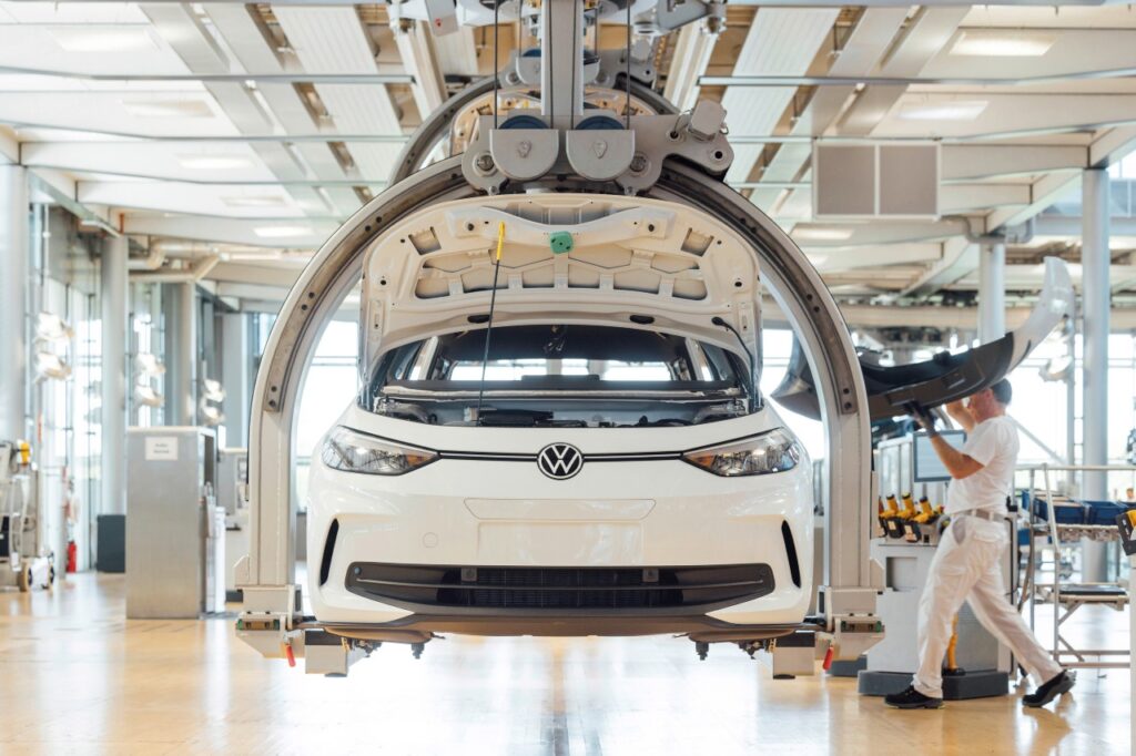 Samochód elektryczny Volkswagen ID.3 na linii produkcyjnej