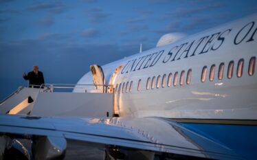 Prezydent Stanów Zjednoczonych opuszcza samolot Air Force One