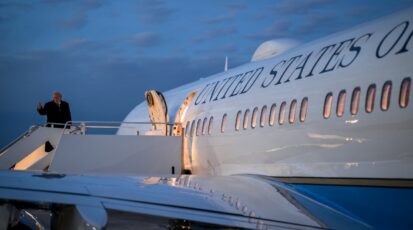 Prezydent Stanów Zjednoczonych opuszcza samolot Air Force One