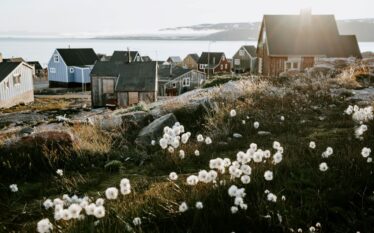 Arktyczna osada w regionie polarnym dotkniętym skutkami ocieplenia klimatu