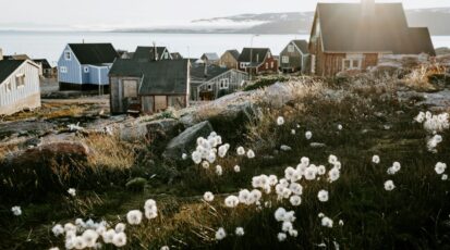 Arktyczna osada w regionie polarnym dotkniętym skutkami ocieplenia klimatu