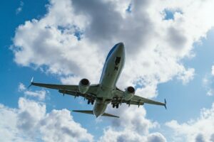 Samolot pasażerski podczas lądowania na tle chmur