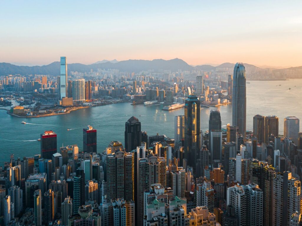 Panorama Hongkongu z widokiem na port i wieżowce o zachodzie słońca