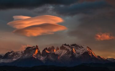 Górski krajobraz Patagonii z oświetlonymi słońcem szczytami i surową przyrodą chilijskich parków narodowych