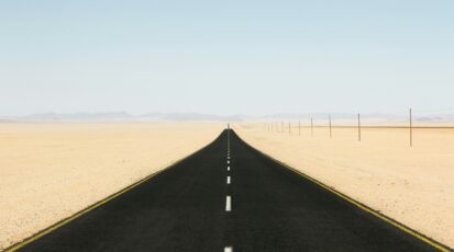 Droga biegnąca przez pustynny krajobraz w Afryce