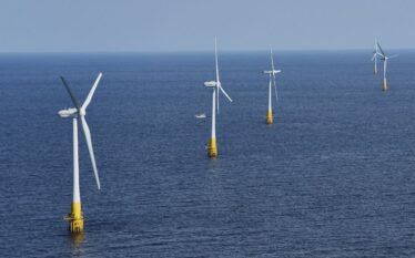 Pływająca farma wiatrowa Goto u wybrzeży Japonii z turbinami na platformach spar