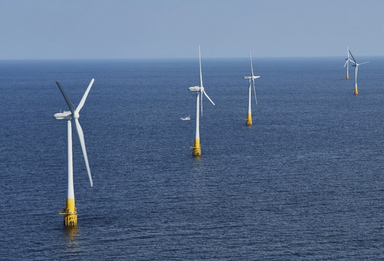 Pływająca farma wiatrowa Goto u wybrzeży Japonii z turbinami na platformach spar