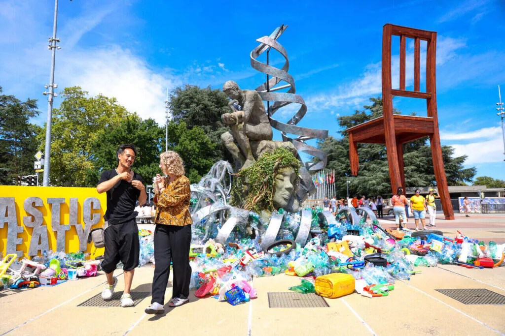 Protest artystyczny przed siedzibą ONZ w Genewie przeciwko plastikowi.