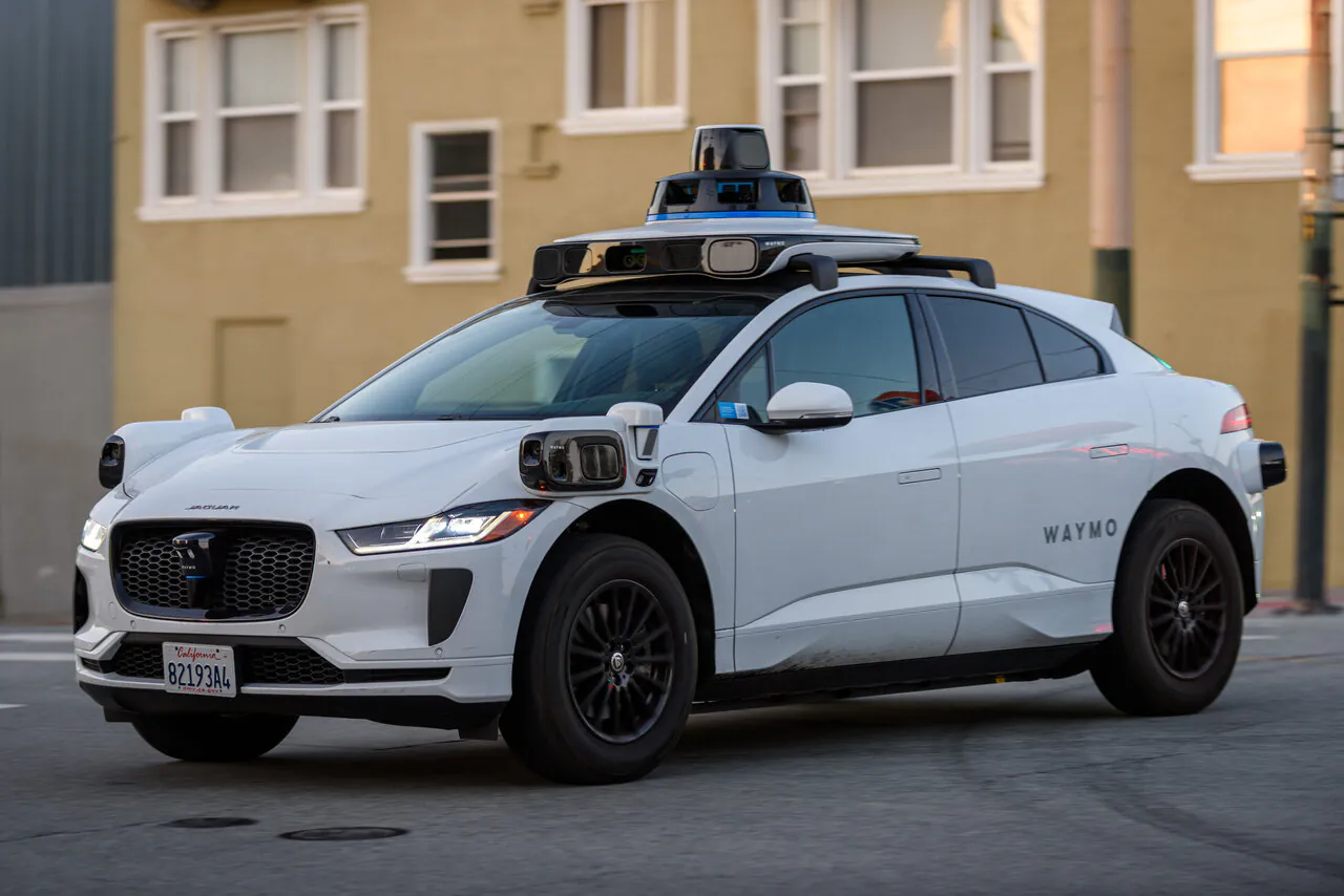 Samochód autonomiczny Waymo Jaguar I-Pace testowany w USA