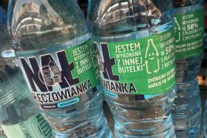 Butelki wody Nałęczowianka z hasłami o recyklingu na etykiecie