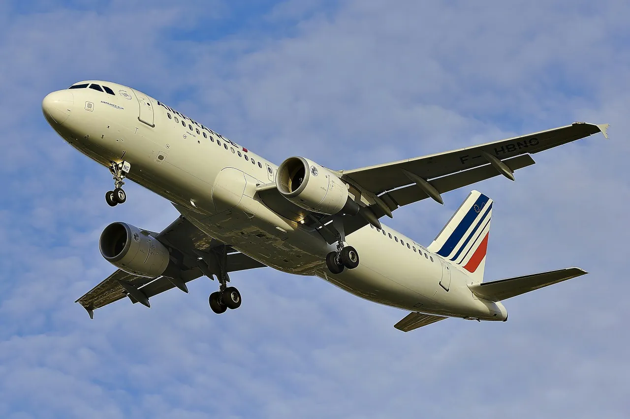 Samolot pasażerski Airbus A320 podczas lotu