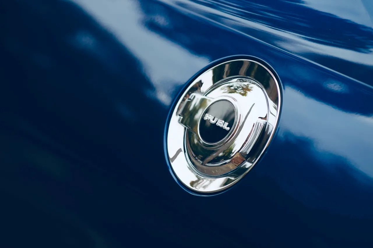 Chromowany wlew paliwa w samochodzie – ilustracja tematu e-paliw z CO₂ z powietrza