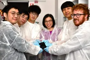 Zespół naukowców z University of Sydney prezentuje potrójne ogniwo perowskitowe.