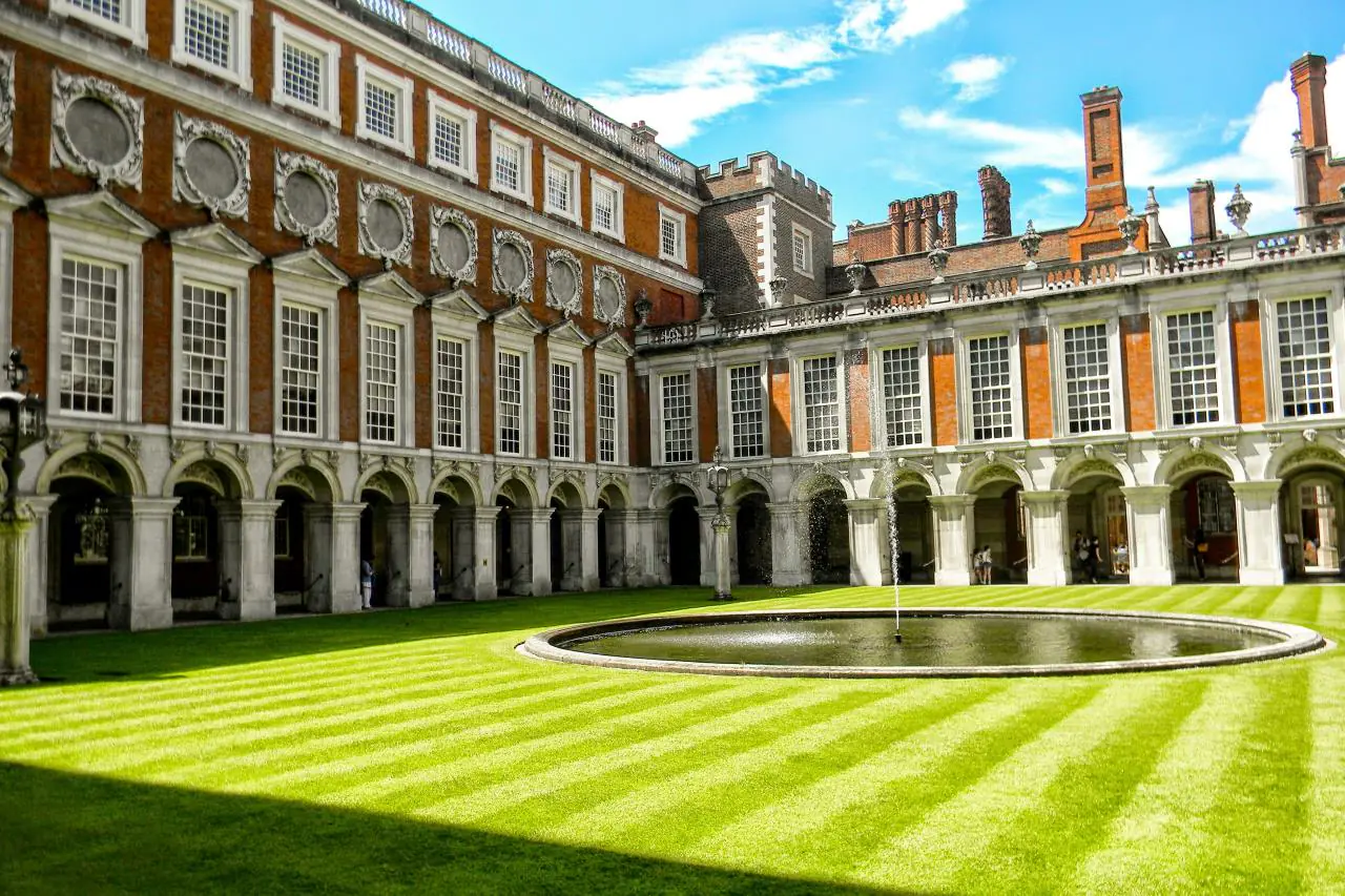 Dziedziniec pałacu Hampton Court w Londynie