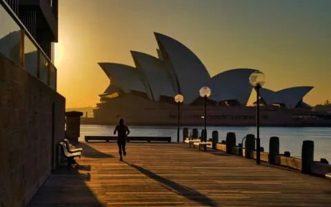 Widok na Sydney Opera House o wschodzie słońca – symbol nowoczesnej Australii