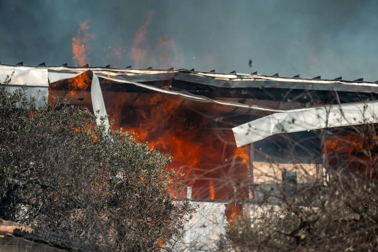 Płonący budynek podczas pożaru w Kalifornii