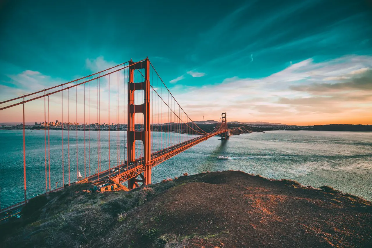 Most Golden Gate w San Francisco o zachodzie słońca