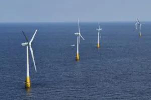 Pływająca farma wiatrowa Goto u wybrzeży Japonii z turbinami na platformach spar